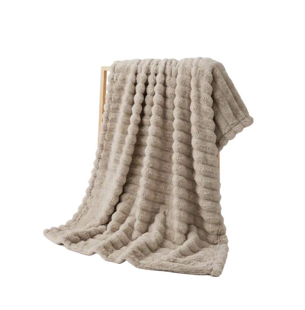 Plaid cocon épais beige moka en fausse fourrure peluche, présentation déplié, Season House